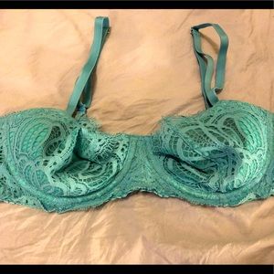 32D Victoria’s Secret bra
